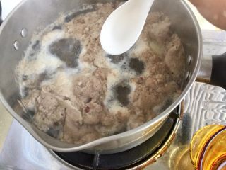 16、了不起的小番茄➕番茄土豆红烩牛肉,水烧开转中小火,捞出血末,尽量捞干净,因为等会炖牛肉时加的是这个汤,如果大家觉得不干净,可以直接把牛肉捞出,汤弃掉