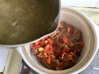 31、了不起的小番茄➕番茄土豆红烩牛肉,将刚才去除血末的清汤加入砂锅中,要没过牛肉一些,炖牛肉加蔬菜至少需要一个半小时,珐琅锅水量流失少可以少加些水,大家也可以加清水