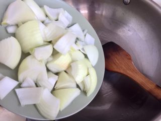 39、了不起的小番茄➕番茄土豆红烩牛肉,炖上牛肉,我们来准备下土豆,阿晨没有直接把土豆洋葱加入汤中一起煮,今天麻烦一点,蔬菜先要煸炒下。热锅冷油,加入洋葱煸到表面微黄