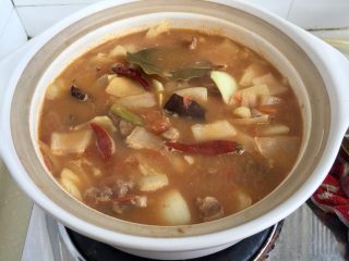 44、了不起的小番茄➕番茄土豆红烩牛肉,牛肉炖煮一小时后,加入土豆洋葱,煮开后转小火,继续炖煮20分钟