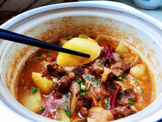 60、了不起的小番茄➕番茄土豆红烩牛肉,土豆面面滴,汤汁咸鲜,酸甜中透着一丝微辣,拌米饭吃,简直太棒了