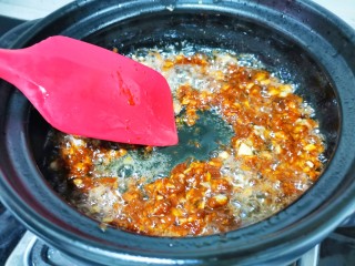 6、好吃到飞起的砂锅土豆粉,炒出红油。