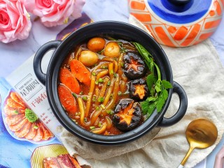 14、好吃到飞起的砂锅土豆粉,好吃到舔盘了。