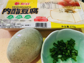 1、小葱拌豆腐,准备食材:豆腐,皮蛋,葱