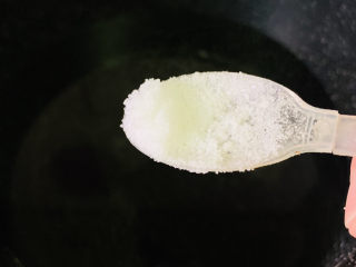 4、小葱拌豆腐,锅加清水,加少许盐