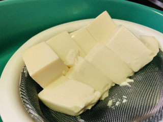 7、小葱拌豆腐,豆腐,煮一会,捞起