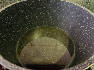 13、小葱拌豆腐,锅加食用油,大火烧热