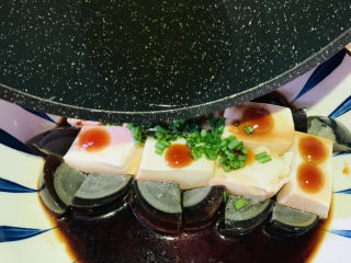 14、小葱拌豆腐,浇在葱粒上,香气就冒出来了