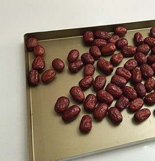 1、纯手工红糖姜枣膏,大枣洗净，晾干。