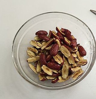 2、纯手工红糖姜枣膏,剪成片，去核。
