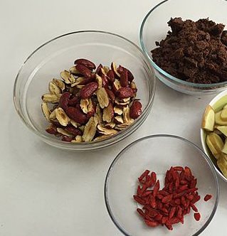 3、纯手工红糖姜枣膏,生姜切片，枸杞洗净。(生姜不要去皮。有种说法是，喝姜汤发汗去皮；做姜枣膏驱寒取暖则不要去皮)