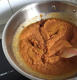 5、纯手工红糖姜枣膏,将绞碎的姜枣泥倒入锅内。（跟熬阿胶膏一样，不要用铁锅，用砂锅或者不锈钢）