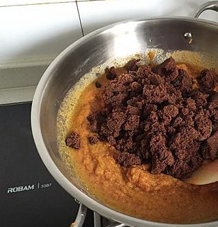 6、纯手工红糖姜枣膏,放入红糖。