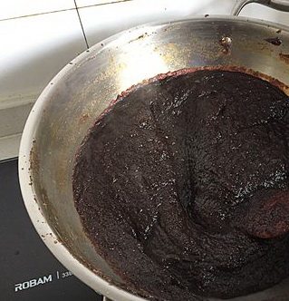 8、纯手工红糖姜枣膏,熬至粘稠，划开不会立即汇合，有少许停顿时，就可以关火了。（姜枣膏可以少量熬，一周内吃光最好，我这个量一个人可以喝两周左右，一次做了与人分享也是极好的）