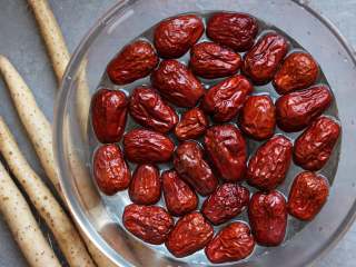 1、枣泥山药糕,山药清洗干净,红枣放温水中浸泡十几分钟。