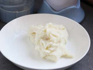 4、枣泥山药糕,山药放凉后,滤去水分,可以用纱布裹住挤去多余水分,然后用料理机搅打成糊状。