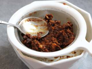 5、枣泥山药糕,红枣剥皮去核,枣泥也用料理机搅打一下,然后放筛网上用勺子挤压过筛,用勺子把枣泥从筛网下刮下,这样枣泥细腻,口感更好些。