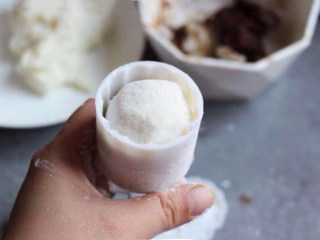 7、枣泥山药糕,模具内刷上薄薄一层油,将山药枣泥团放熟玉米粉里再滚一下,放入模具,压出漂亮的花形。这里模具选的是压制50克量的那种。