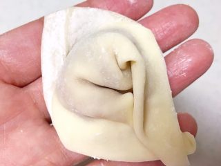 15、重庆红油抄手,然后再把2个角捏在一起，一个抄手就包好了