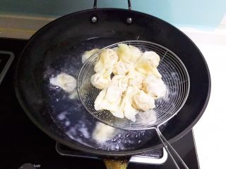 22、重庆红油抄手,把煮好的抄手捞出来