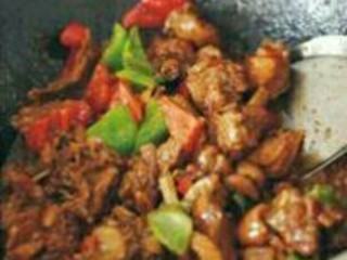 1、啤酒老鸭的做法,待汤汁基本收干加青红椒、葱花翻炒，再加盐调味，即可起锅。