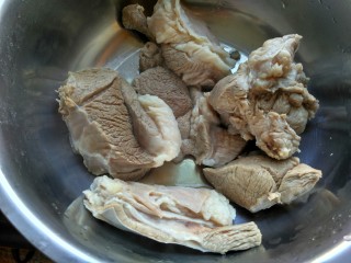 2、暖身羊肉汤,焯过的羊肉再清洗一遍，上面有很多血沫的