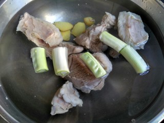 3、暖身羊肉汤,洗锅换新水，羊肉放入，葱姜放入，大火烧开，小火慢炖至羊肉软烂，大概需要一个半小时。