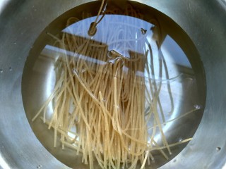 4、暖身羊肉汤,炖肉期间，把粉条泡上