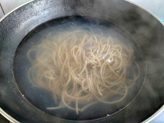 5、暖身羊肉汤,快炖好羊肉之前，把粉条煮软，捞出过凉水，备用
