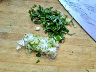 7、暖身羊肉汤,香菜、葱洗净切碎