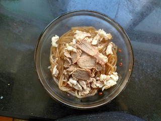 13、暖身羊肉汤,抓一把羊肉放入碗里