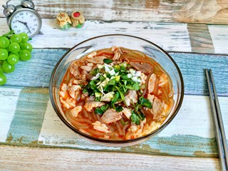 14、暖身羊肉汤,把热热的羊汤浇上去，撒上葱花和香菜，开吃吧