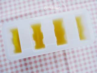 8、柠檬红茶冰棍,倒入柠檬红茶，盖上盖子，插上木棍即可