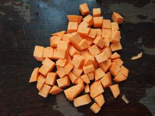 4、早餐+小米红薯养胃粥,红薯去皮，切成小块。