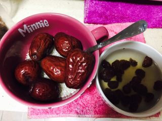 1、桂圆红枣粥,大米淘洗干净，红枣洗干净，桂圆泡一会，不要泡太久，以免甜味流失