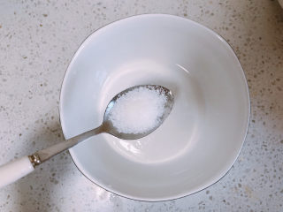 2、糖醋茄子,碗里加入一勺糖。