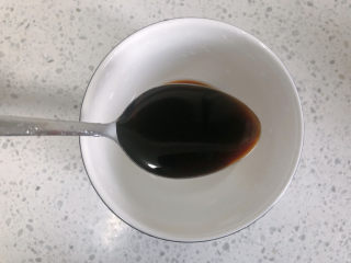 3、糖醋茄子,2勺生抽和1勺醋。