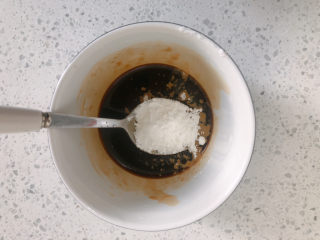 6、糖醋茄子,加入适量的淀粉。