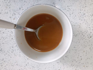 7、糖醋茄子,加入清水搅拌均匀做成糖醋汁。