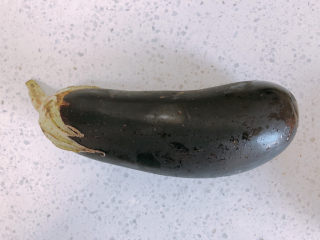 9、糖醋茄子,市场上买来一根紫色的茄子。