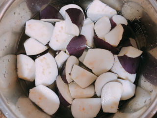 10、糖醋茄子,把茄子切成块状。