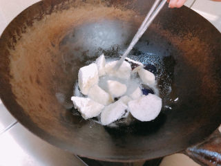 12、糖醋茄子,锅内热油放入茄子煎至酥脆。