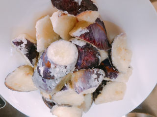 13、糖醋茄子,煎好后捞起备用。