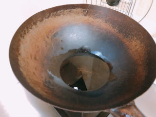 14、糖醋茄子,锅内热油。