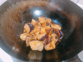 17、糖醋茄子,倒入煎过的茄子。