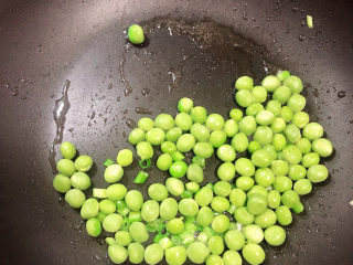 9、萝卜肉丸汤,再放入豌豆，翻炒均匀。