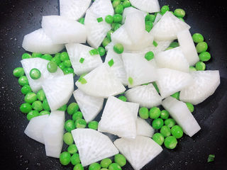 10、萝卜肉丸汤,放入白萝卜翻炒均匀。