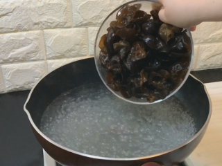 1、凉拌黑木耳,木耳泡发好 水煮开倒入木耳 