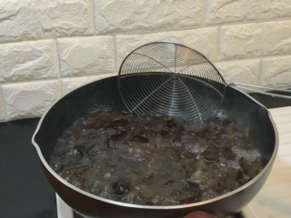 2、凉拌黑木耳,焯水3到5分钟