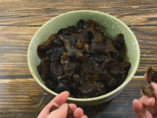 4、凉拌黑木耳,沥干水分 撕成2瓣